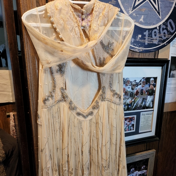 Beautiful hand beaded & lace w/open back dress. - Picture 16 of 17